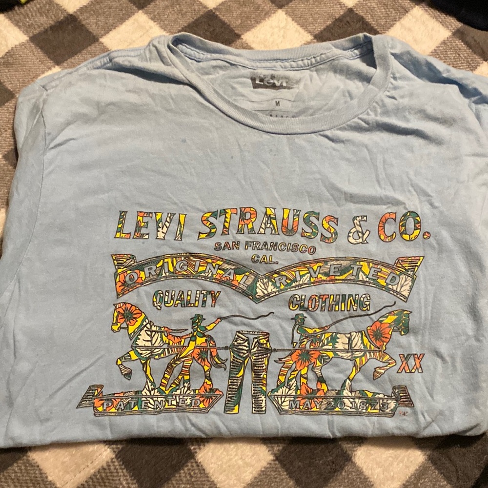 levi’s tee